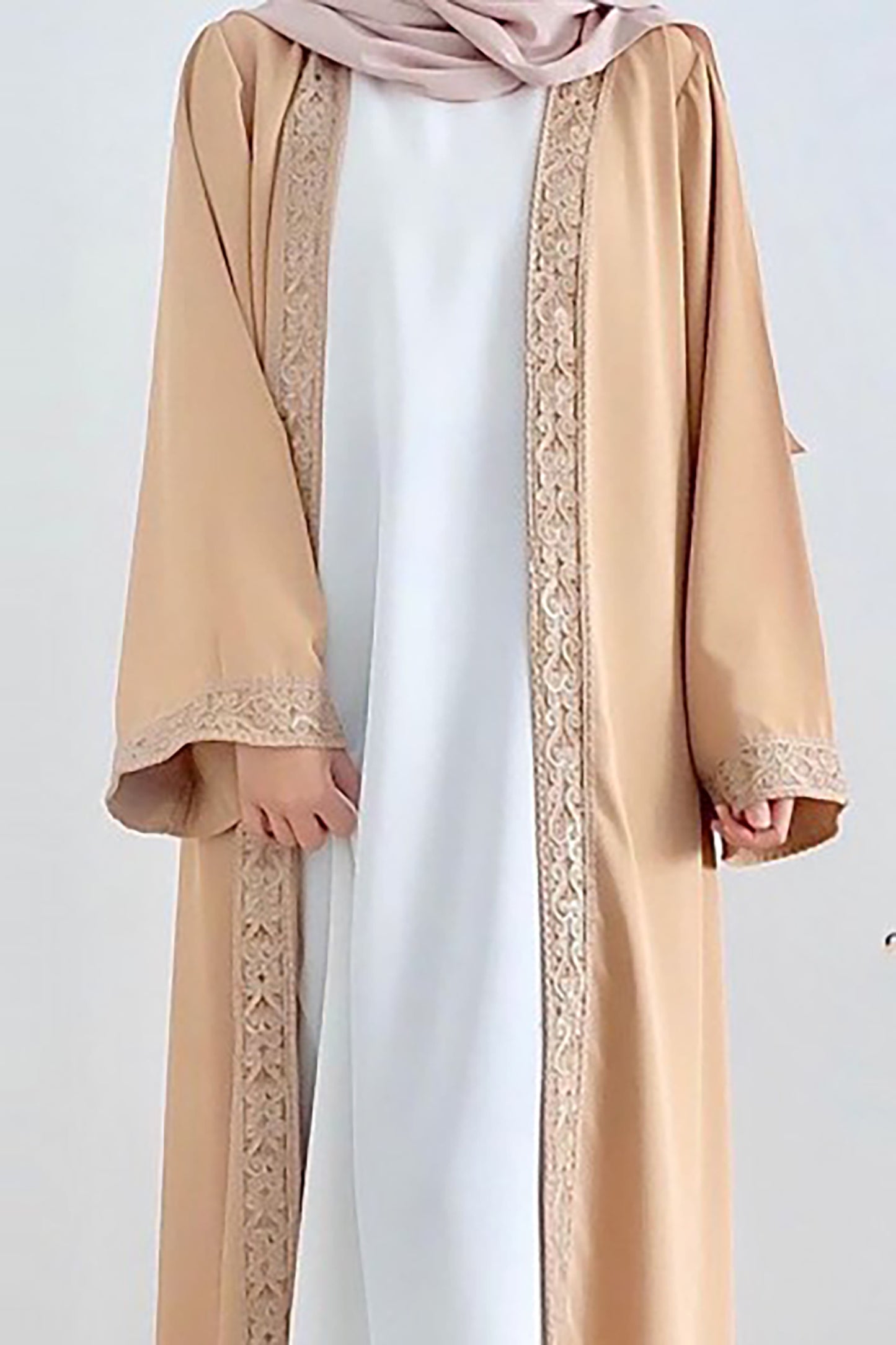 abaya ouverte devant dorée